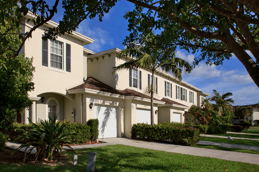 Primary Photo - Emerald Lake Apts