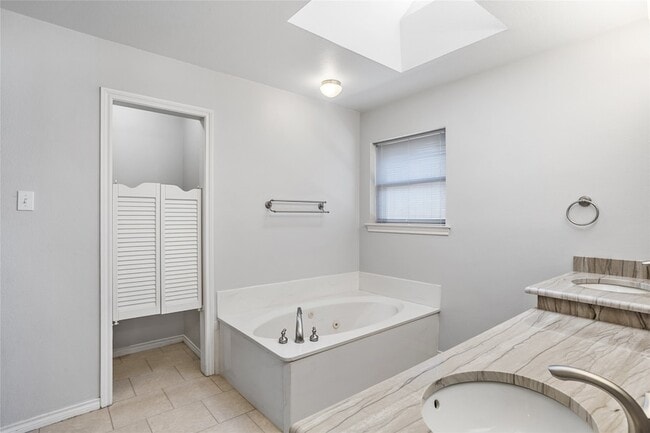 Building Photo - 2942 Woodland Hills Dr