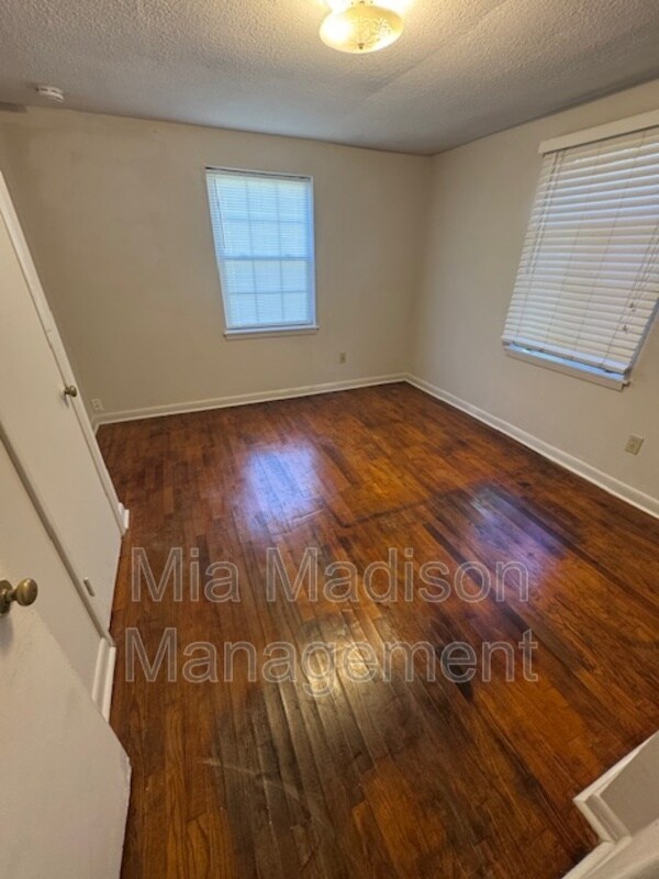 Building Photo - 1026 W 41st St