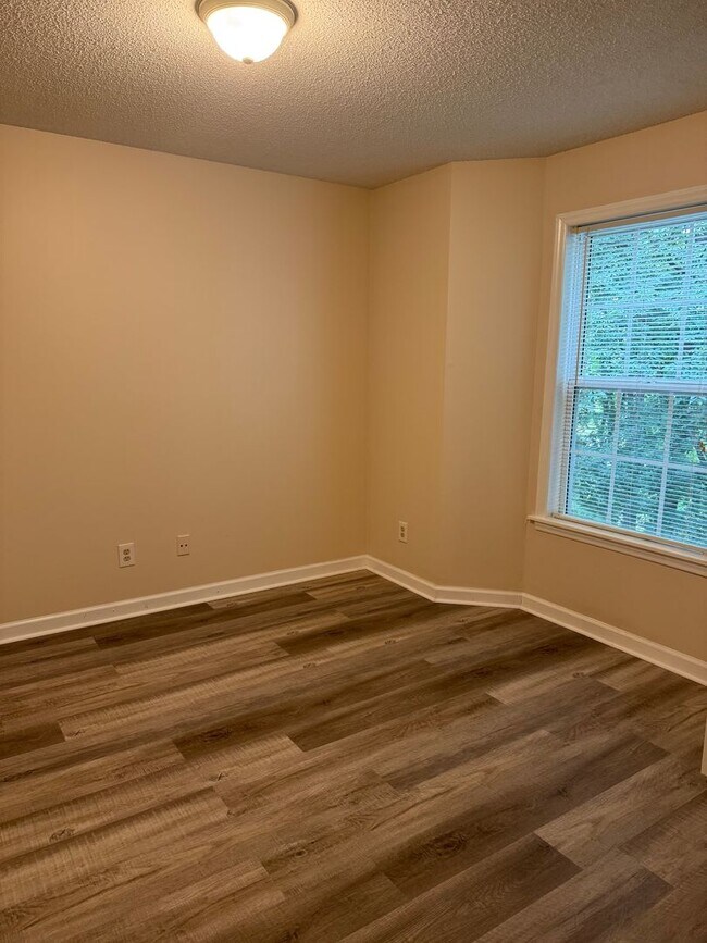 Building Photo - Immaculate 2 BR condo convenient to loop and I-40