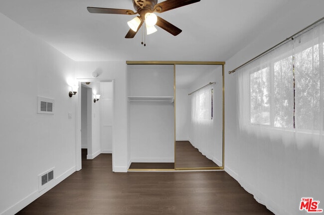 Building Photo - 1100 W Glendon Way