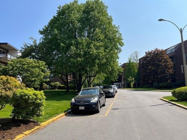 Building Photo - 20 Broadlawn Dr