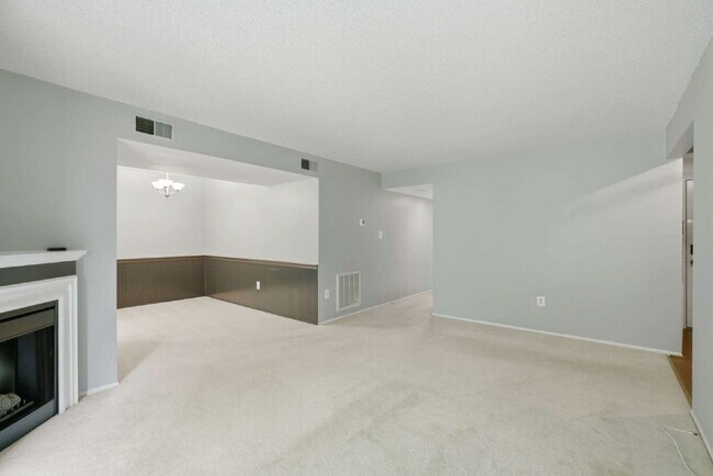 Building Photo - Lakeside End-Unit Condo Near Metro Convenience