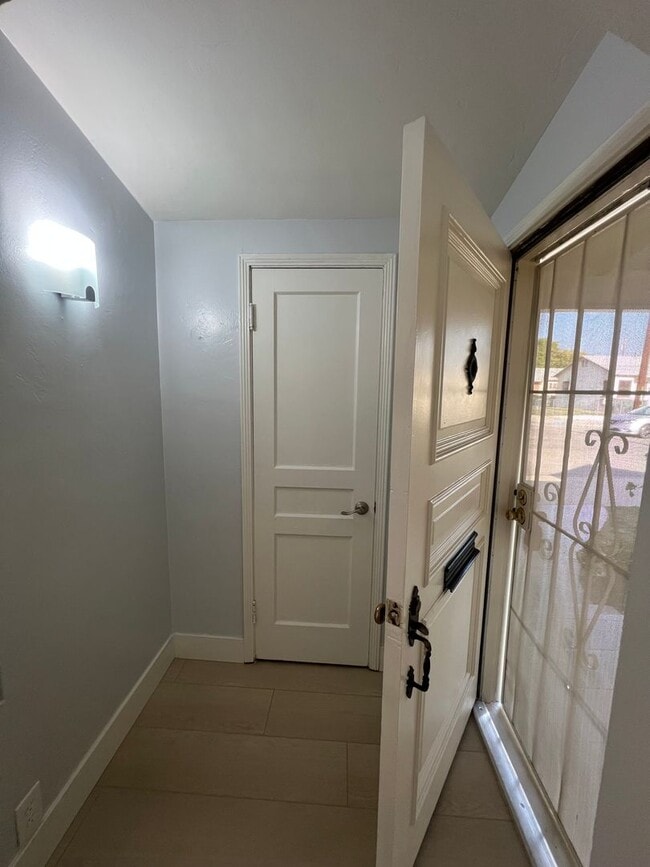 Building Photo - Burbank 3 bedroom 2 bathroom house for ren...