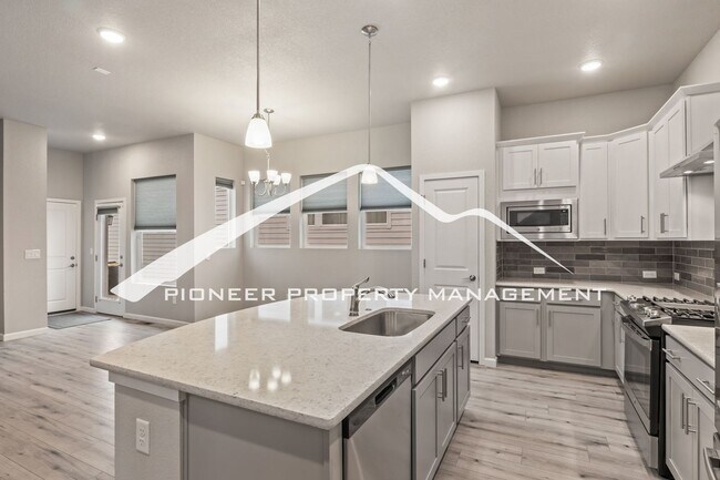 Building Photo - 4 bed, 3.5 bath home in Gold Hill Mesa with AC and 2 Car Garage