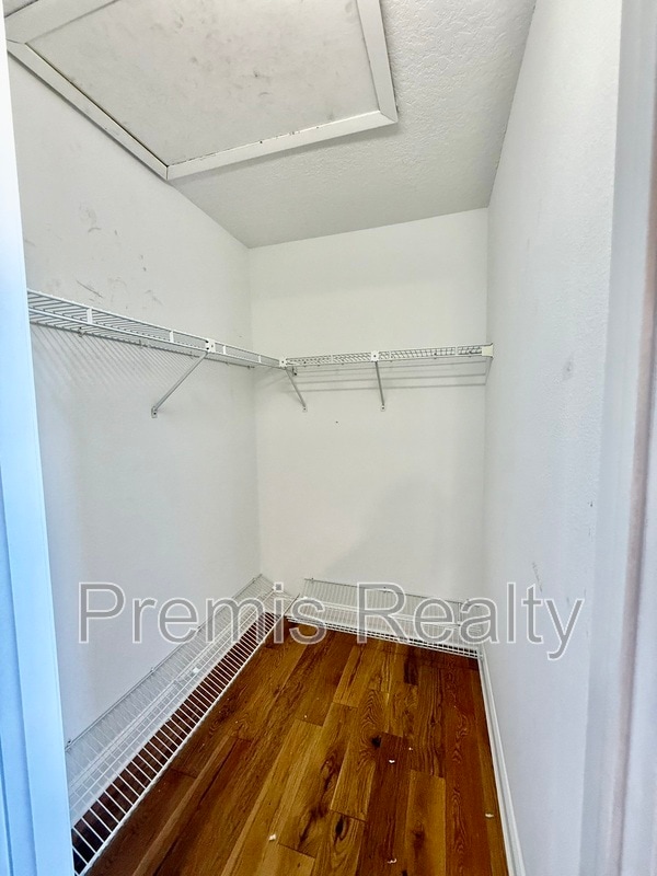 Building Photo - 957 Weathersfield Dr