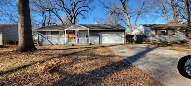 Primary Photo - Beautiful Blue 3 Bed 1 Bath Home