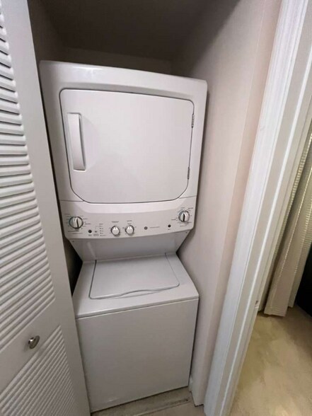 Building Photo - 79 ave 53st Ave