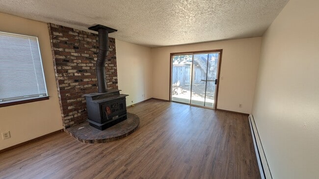 Building Photo - 2 bedroom 1 bath duplex
