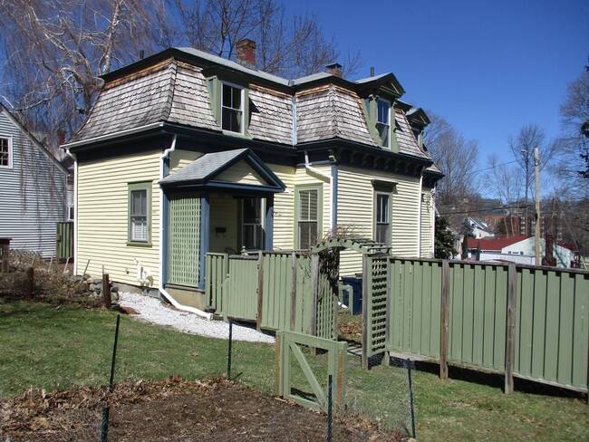 Building Photo - 3 Bedroom Victorian home near the center t...