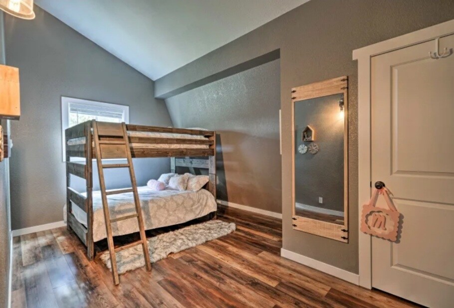 Building Photo - 255 Midnight Ln