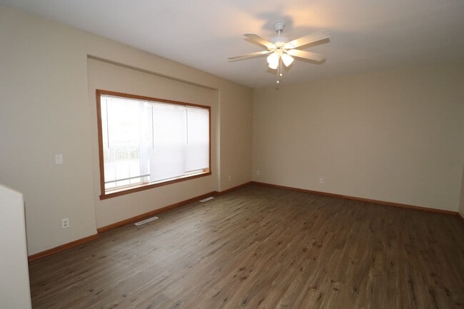 Building Photo - Spacious Town House for Rent