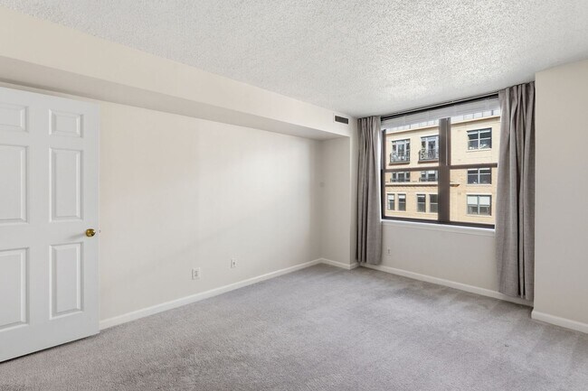 Building Photo - Updated 2BR Condo in Old Town Alexandria - 2 blocks to Metro