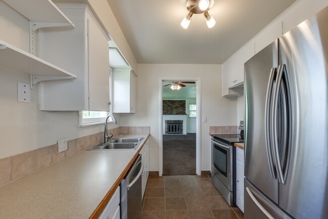 Building Photo - COMING SOON !!! Shadle Park 3 Bedroom 2 Bath Home near Garland district