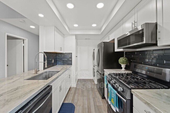 Building Photo - 2035 Lakeridge Cir