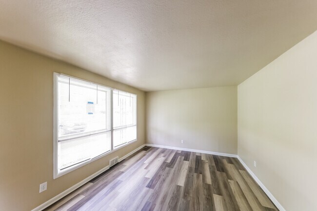 Building Photo - 7708 Saxon Dr SW