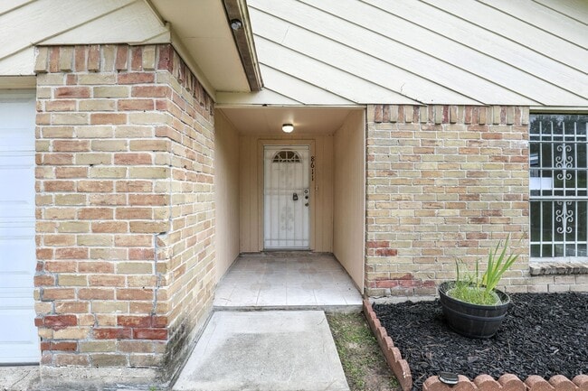 Building Photo - 8611 Valley Ledge Dr