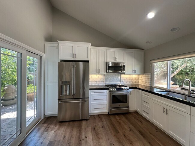 Building Photo - Stunning 4+2 Pool Home Home In Westlake Hi...
