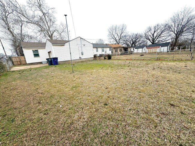 Building Photo - 3 Bedroom 1 bathroom home