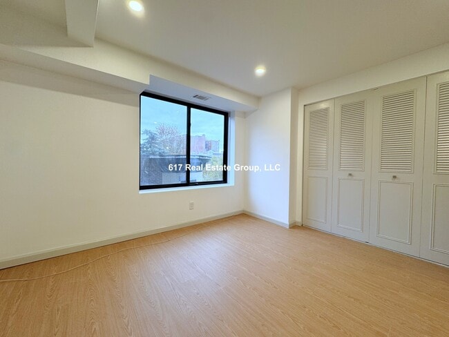 Building Photo - 1243 Beacon St