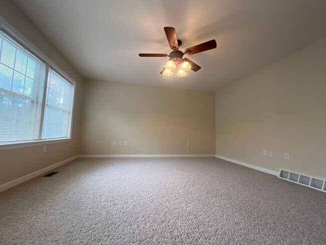 Building Photo - 4 Pineview Pl