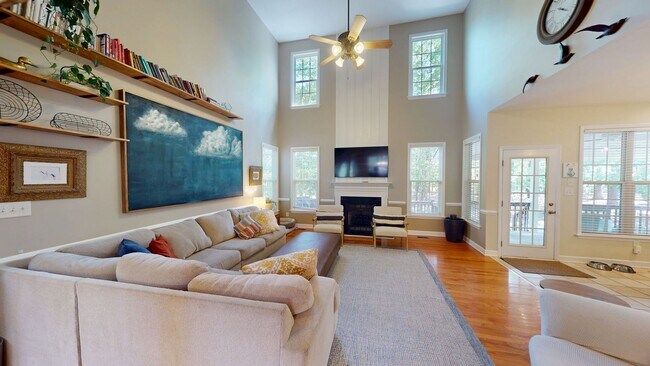 Building Photo - 5 Bedrooms with Golf Course Views in Carol...