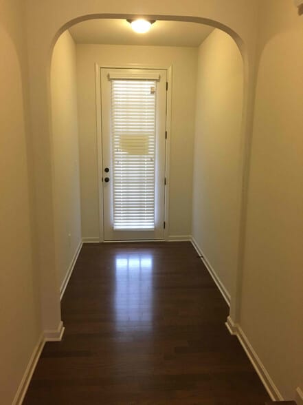 Building Photo - 3085 Clear View Dr