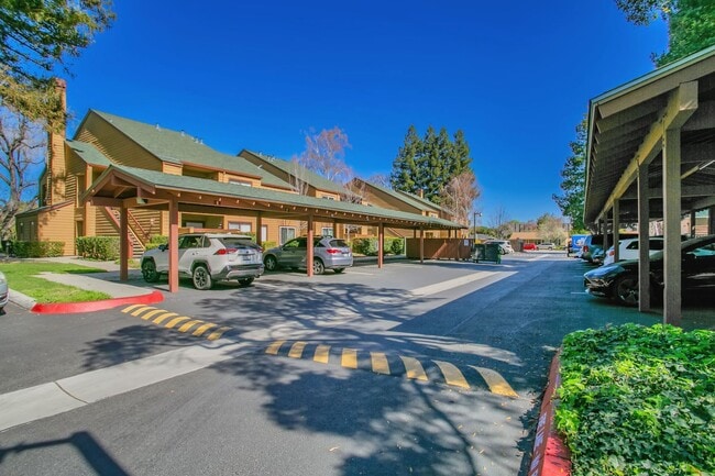 Building Photo - 2 Bedroom, 2 Baths Condo in Serra Crest Co...