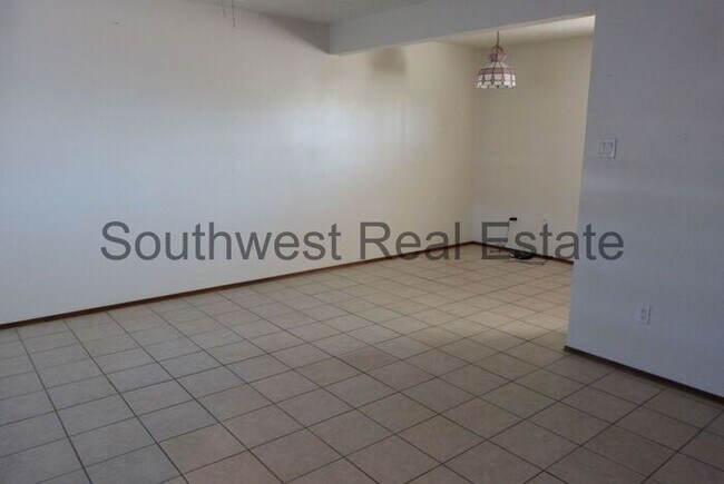 Building Photo - Spacious 2 bedroom 1 bath with a fireplace!