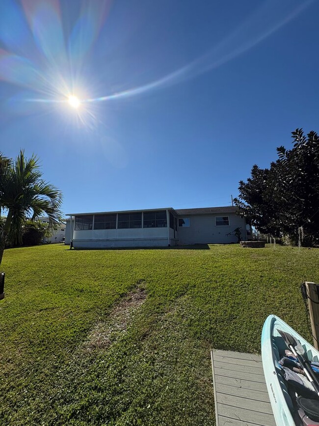 Building Photo - Quiet secluded lakefront  3 bed 2 bath pro...