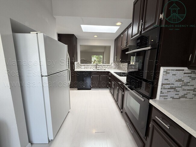 Building Photo - Spacious & Updated Two Bedroom Downtown Mo...