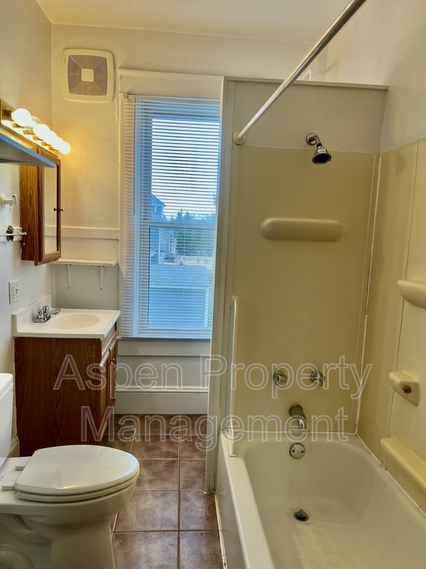 Building Photo - 1626 Dodge St