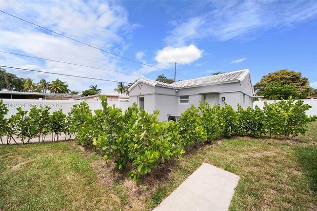 Building Photo - 1625 Hollywood Blvd