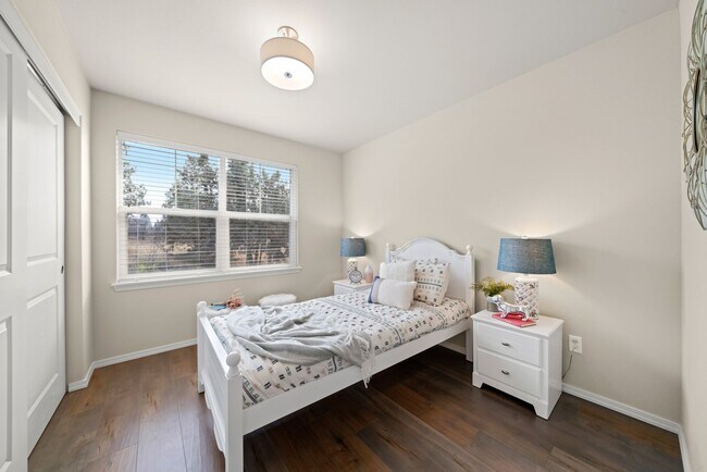 Building Photo - 3 Bedroom Townhome In Midtown with Fireplace