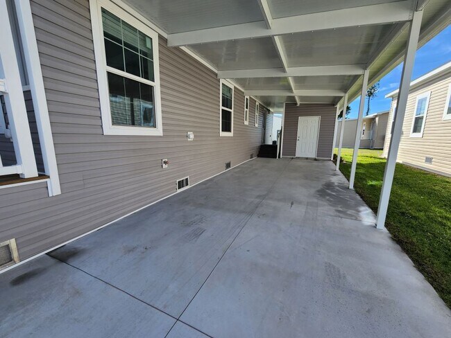 Building Photo - 521 Eland Dr