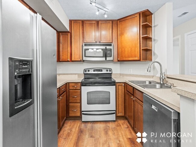 Building Photo - 2 Bedroom, 2 Bathroom Condo