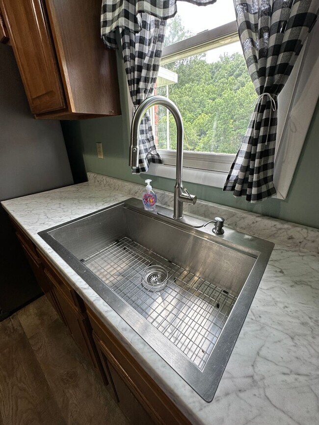 Building Photo - 3 bedroom, 2 bath house in Kingsport