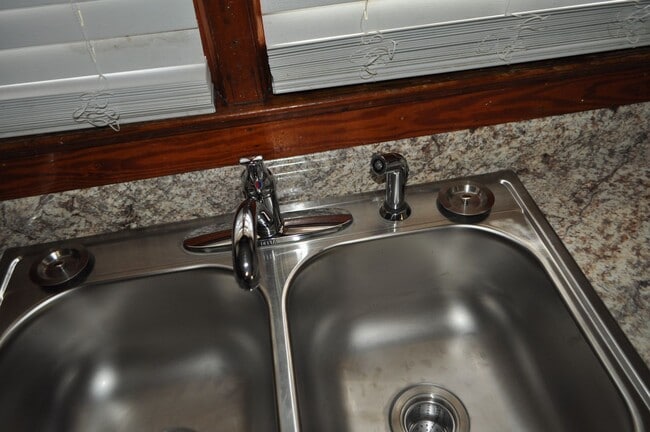 Building Photo - FOR RENT - Terrific location, great price....near everything!