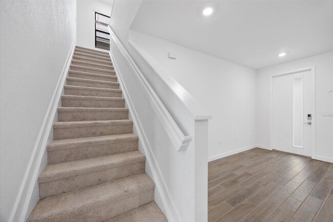 Building Photo - 713 SE 15th Ave