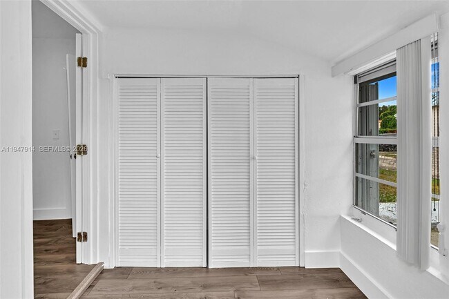 Building Photo - 2636 SW 29th Ct