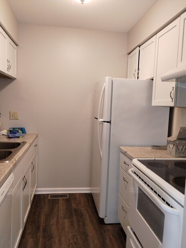 Building Photo - 728-728 Red Deer Ln