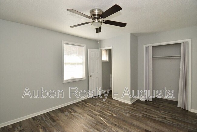 Building Photo - 524 Laverne Ave