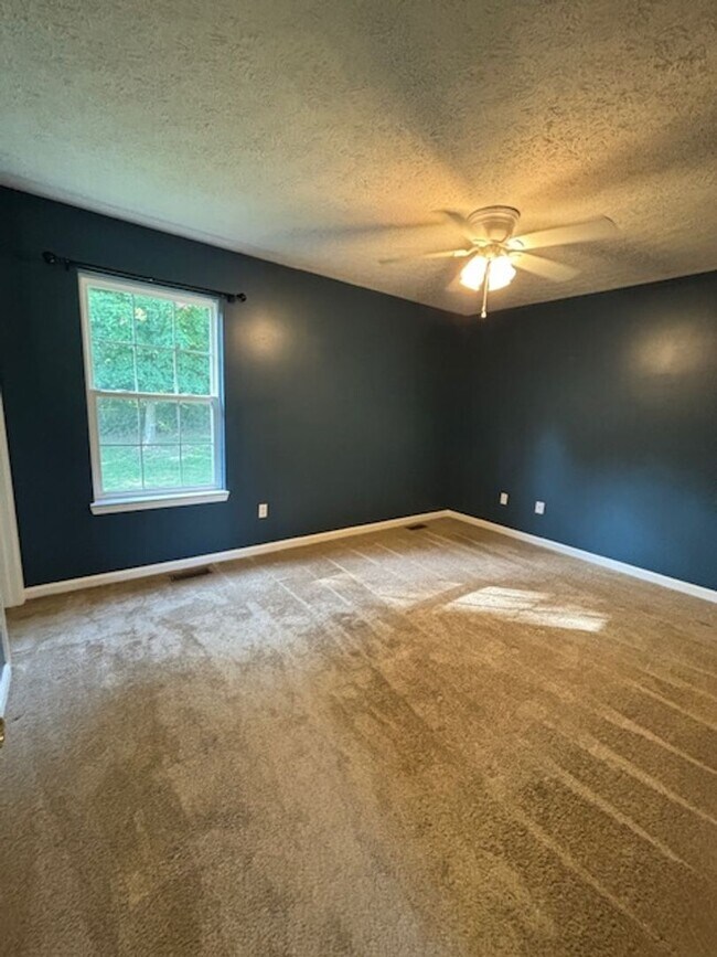 Building Photo - 210 Scarlet Ave