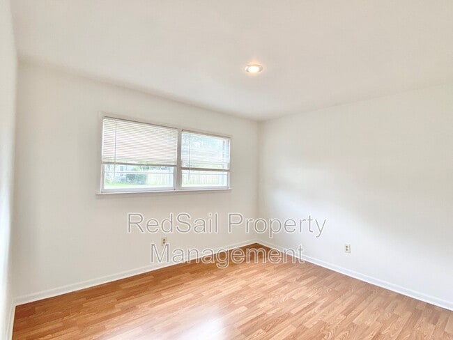 Building Photo - 701 Essex Park Dr