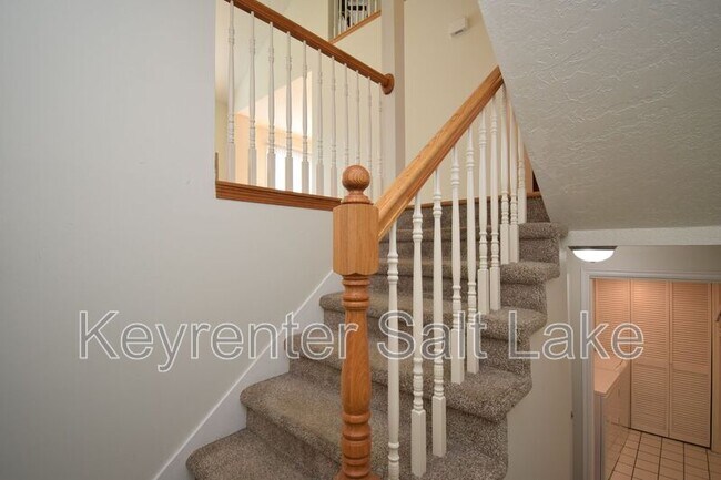 Building Photo - 6888 Hillside Village Cir