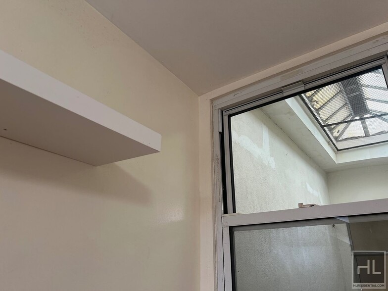 Building Photo - 4BR 1BA Historic Mixed Use Loft w/ Massive...