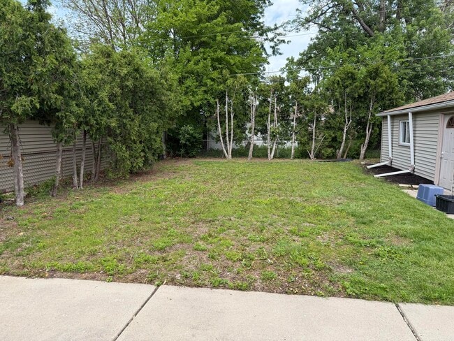 Building Photo - 11809 McKinley Dr