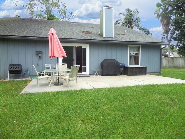 Building Photo - Beautiful 3 bedroom Home