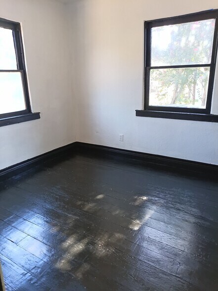 Building Photo - 210 E Normandie Ave