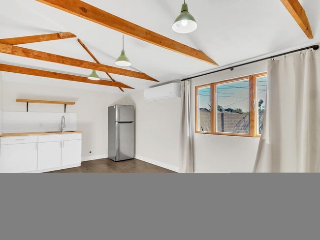 Building Photo - 544 W 17th Pl